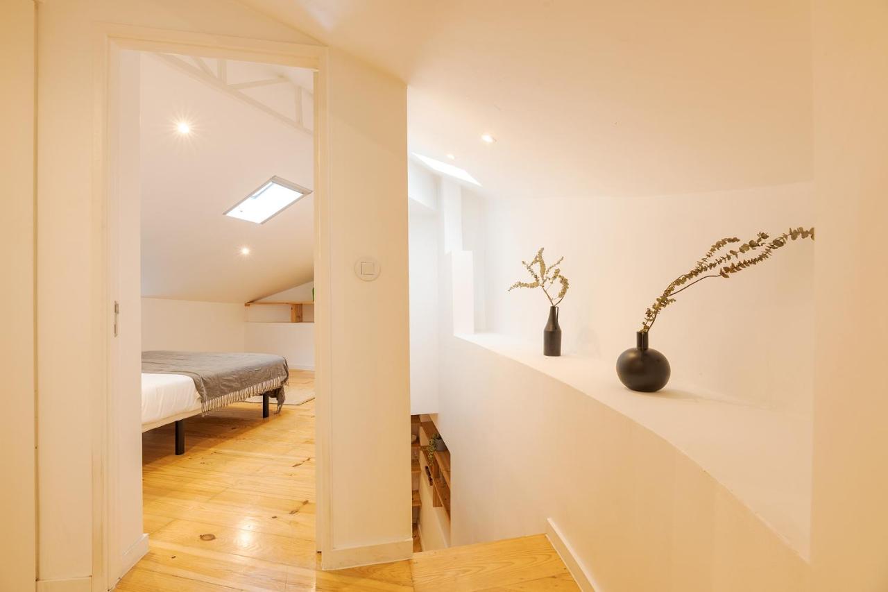 The Yellow House Spacious Duplex In Prazeres District Lissabon Exterior foto